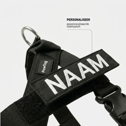 Detail van het hondentuig met de naam van de hond op het naamlabel