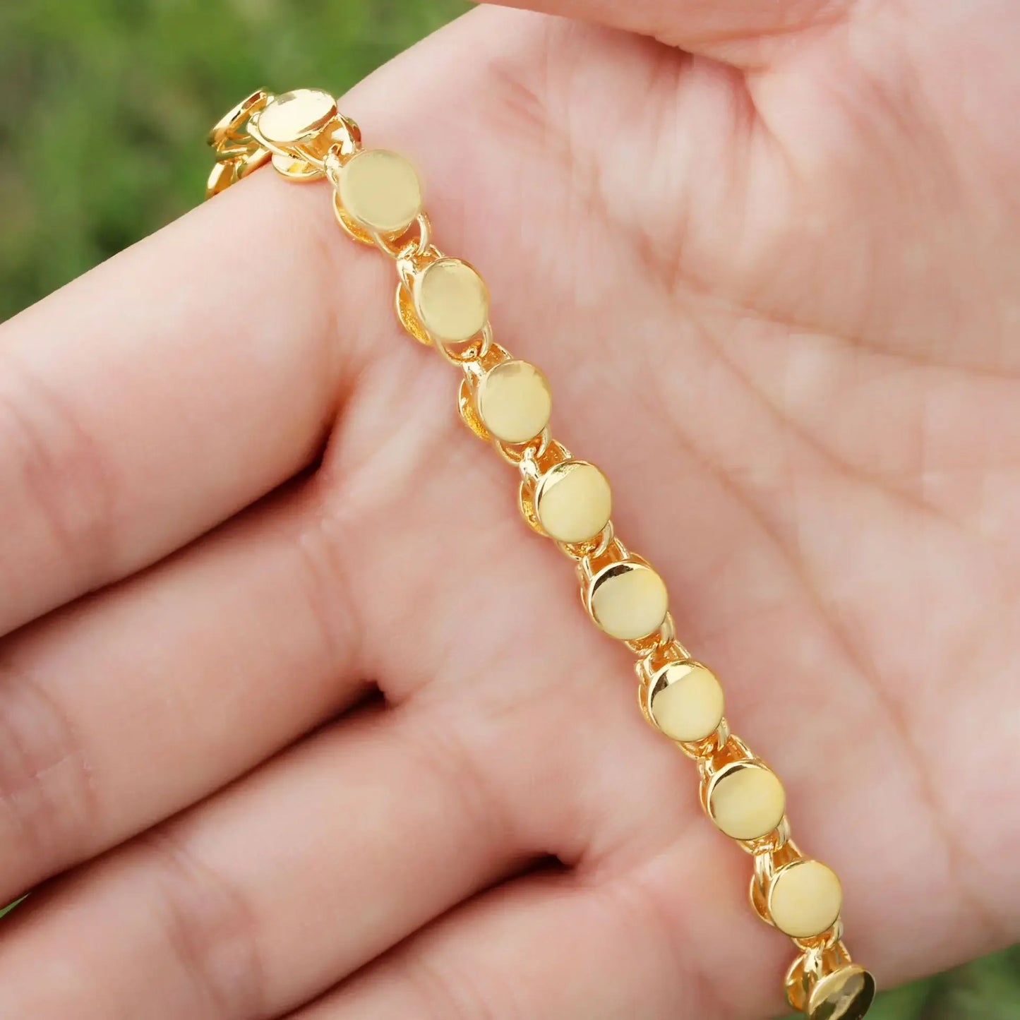 Golden Grace – Ronde Halsketting met Subtiele Kruisrand