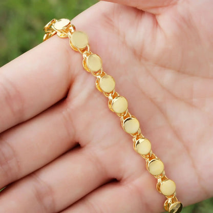 Golden Grace – Ronde Halsketting met Subtiele Kruisrand