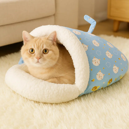 Kat slaapt in SnugglePoes