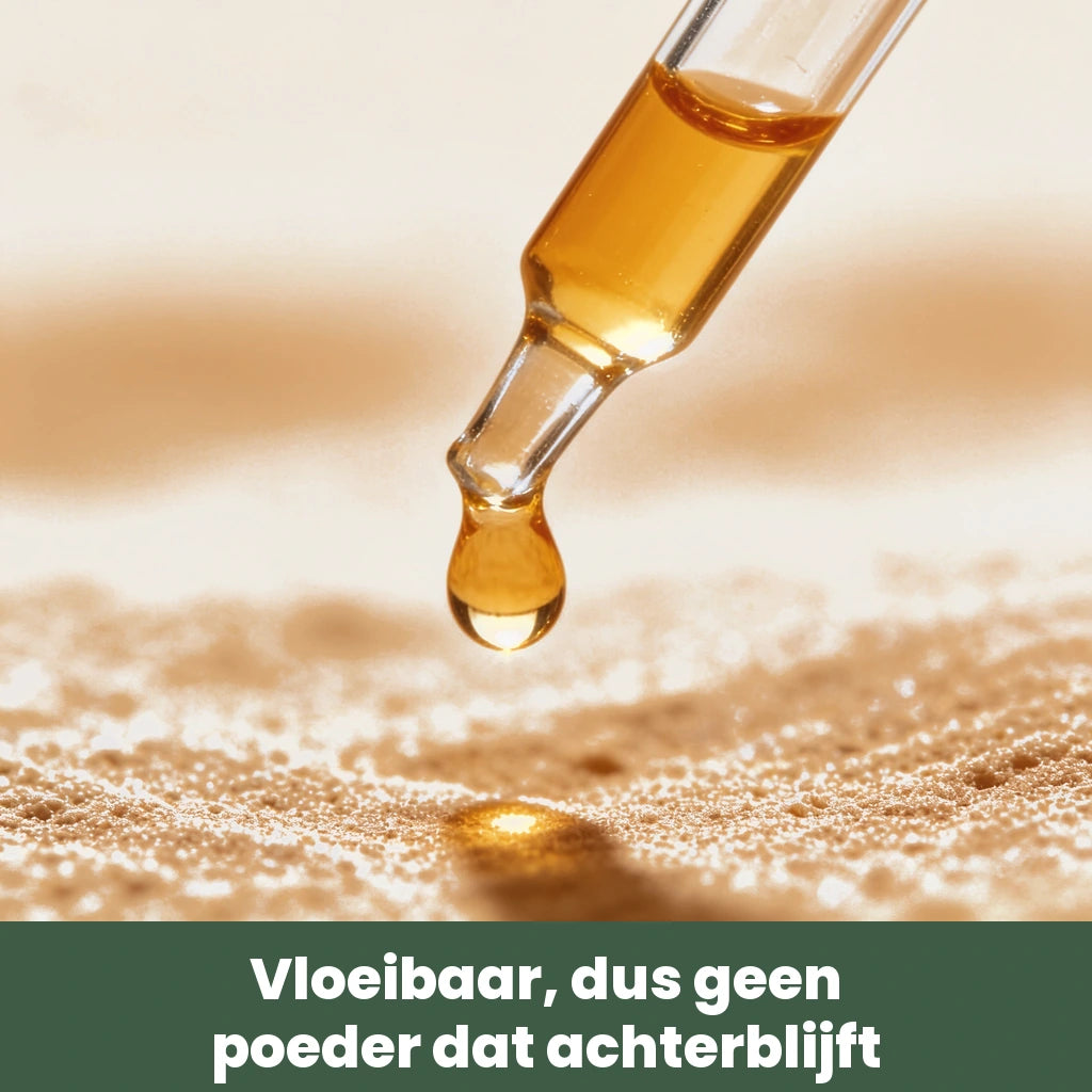 Close-up van een gouden druppel collageen aan de punt van de glazen pipet