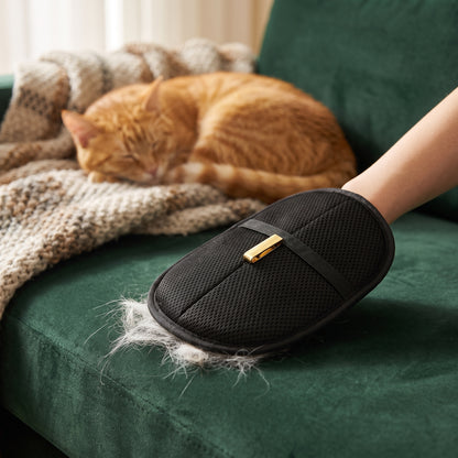 FurClean Pro in gebruik: kattenharen van de bank vegen