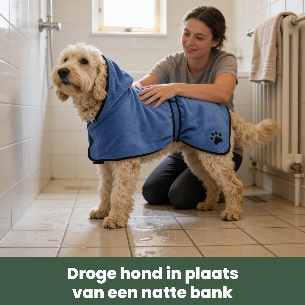 Hond in de SnugRobe wordt drooggewreven in de badkamer