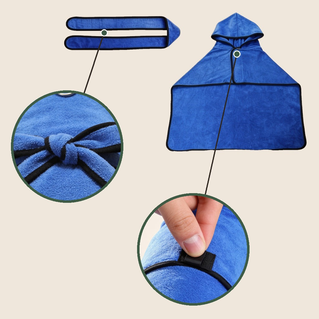 Blauwe SnugRobe uitgelegd met losse tailleband, knoop en klittenband bij de borst