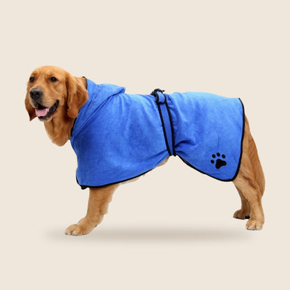 Golden retriever in de blauwe SnugRobe hondenbadjas met capuchon en taillebandje