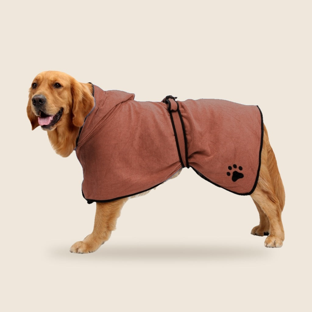 Golden retriever in de bruine SnugRobe hondenbadjas met capuchon en taillebandje