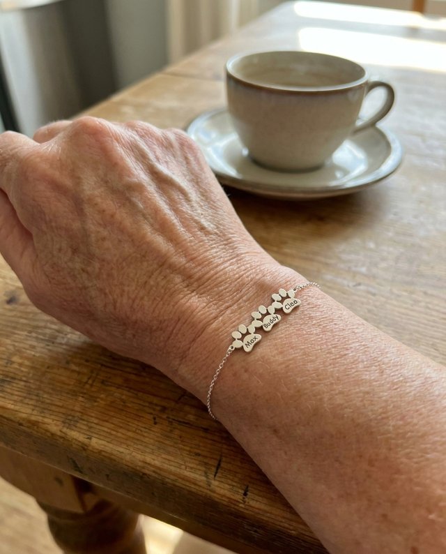 Klantfoto PawBond pootjesarmband van Karin S.